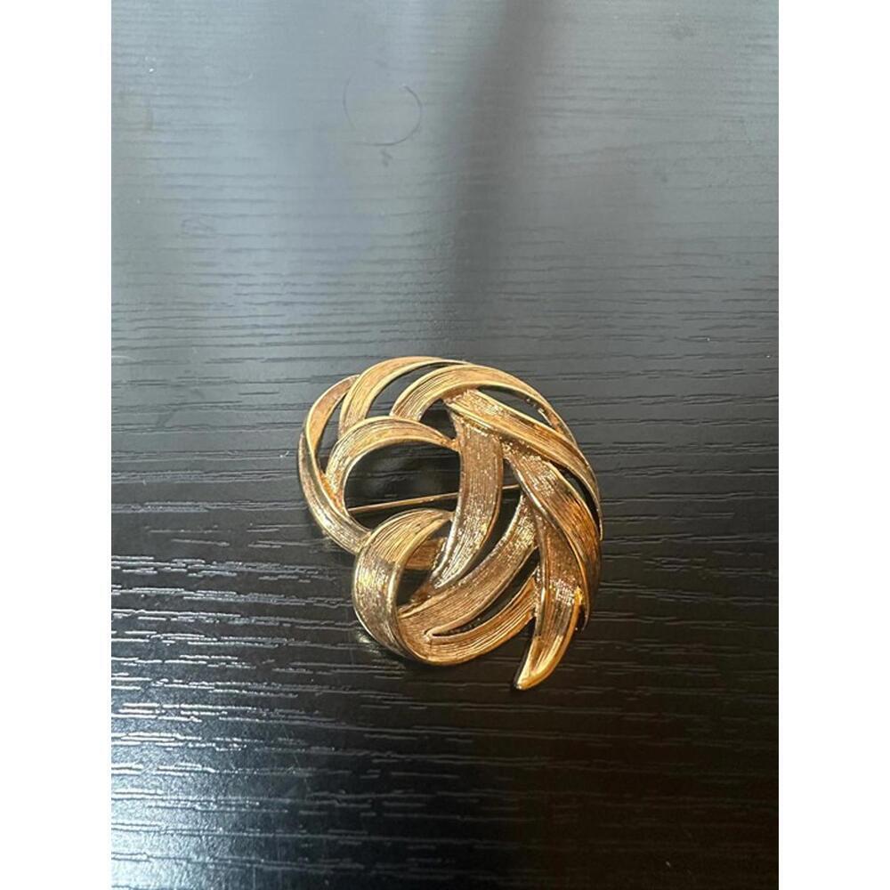 Vintage Gold Swirl Brooch – Textured Layered Design